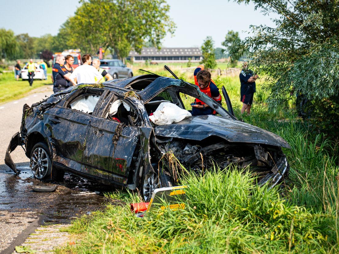 Man belandt met auto in sloot en raakt gewond.