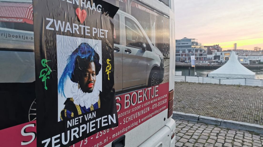 Ook op een bus in de Scheveningse haven hangt een poster.
