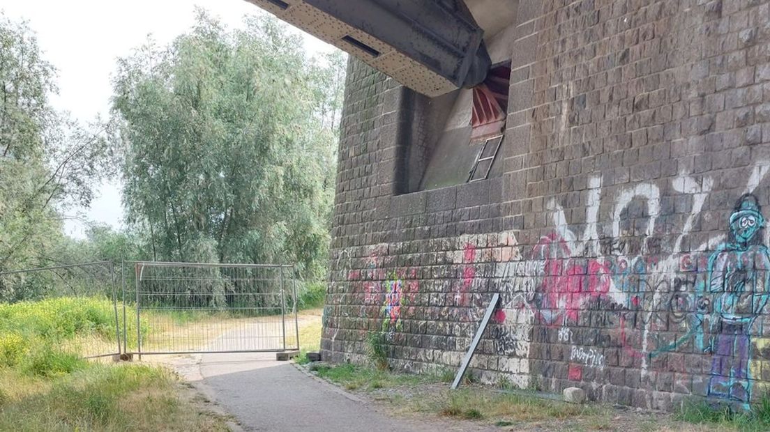 De boosdoener, een kunststof plaat tegen de muur van de brug.