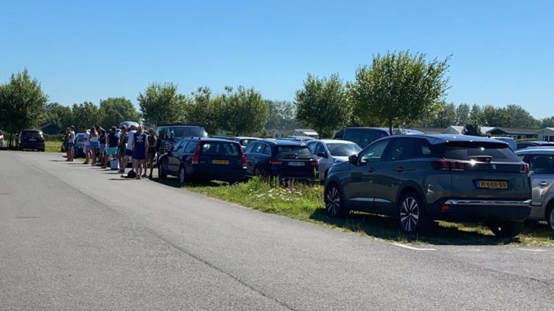 Rij voor het kopen van een parkeerkaartje in Breskens