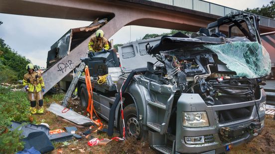 Vrachtwagen bij Soesterberg volledig gestript na viaductbotsing, één rijstrook richting Amersfoort dicht.