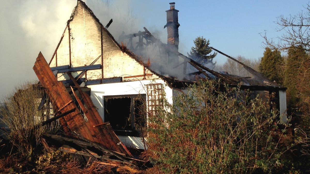 Grote brand in Beerzerveld onder controle, boerderij volledig verwoest