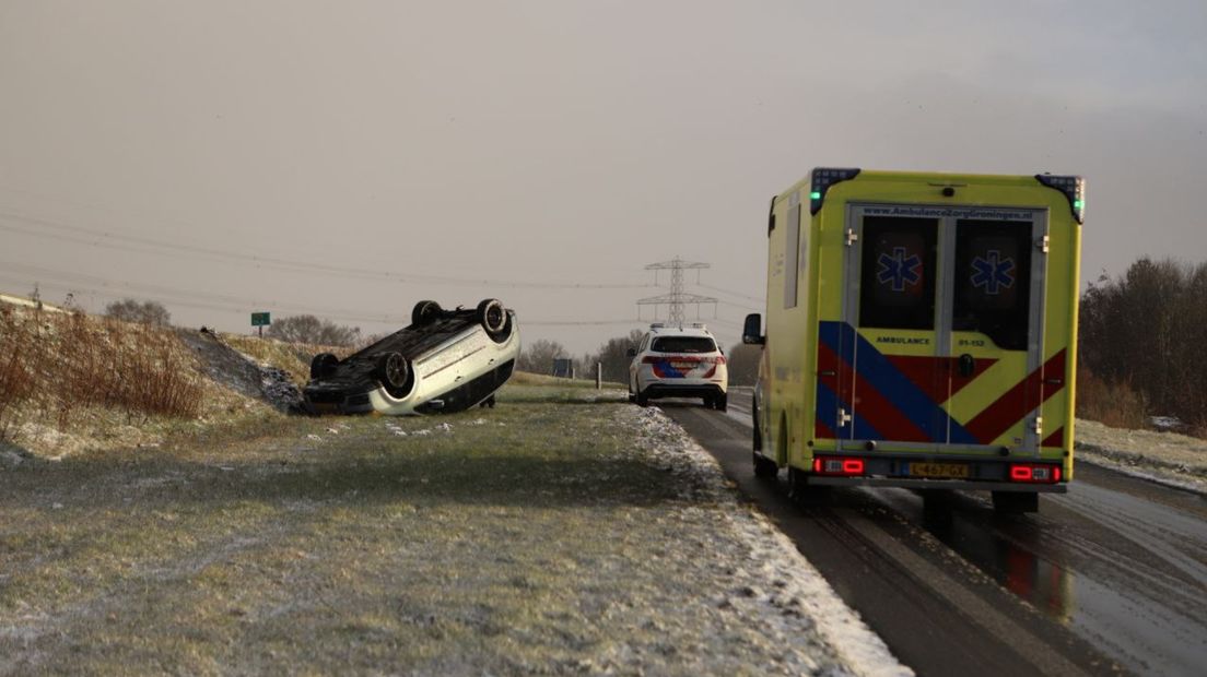 Meerder hulpdiensten zijn bij de auto