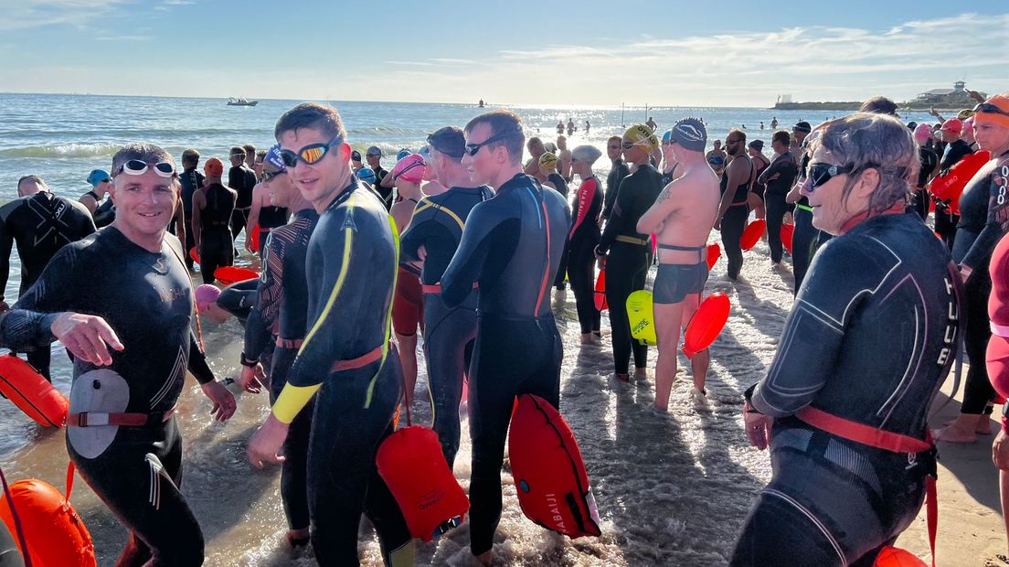 Aan de tocht deden zo'n 170 zwemmers mee