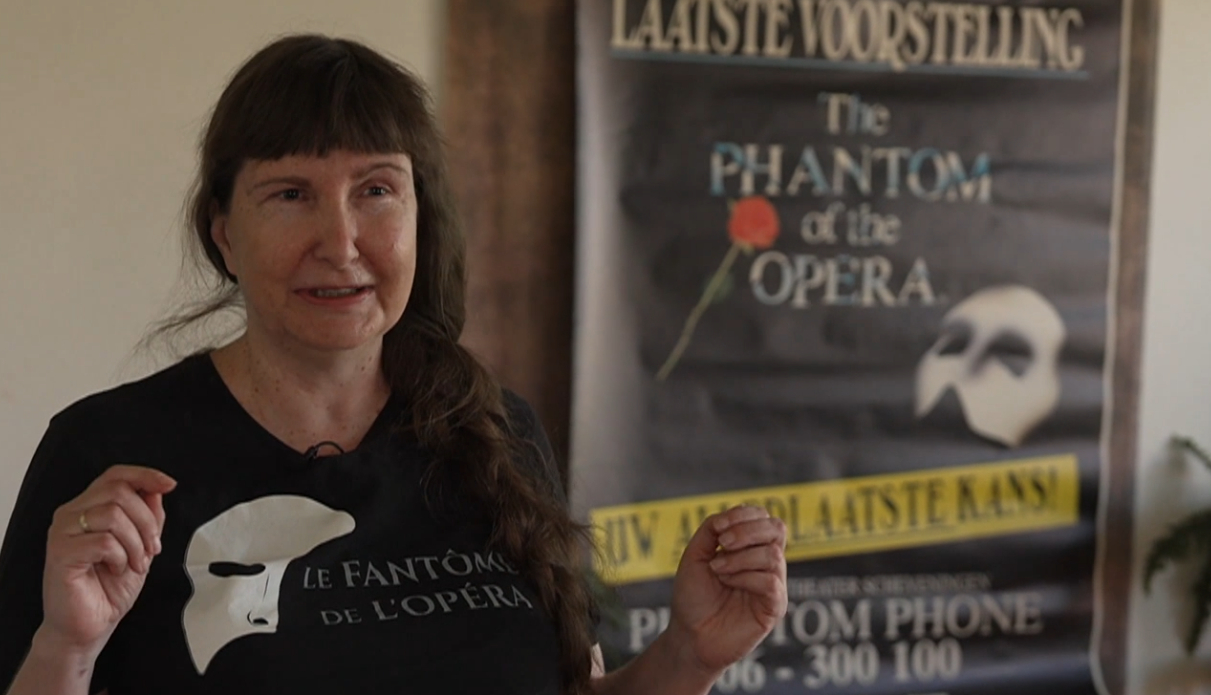 Phantom-fan Carin heeft een oude poster van de musical.