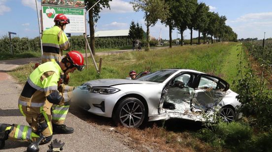 Twee zwaargewonden bij botsing • treinspoor verzakt. Twee zwaargewonden bij botsing • treinspoor verzakt.