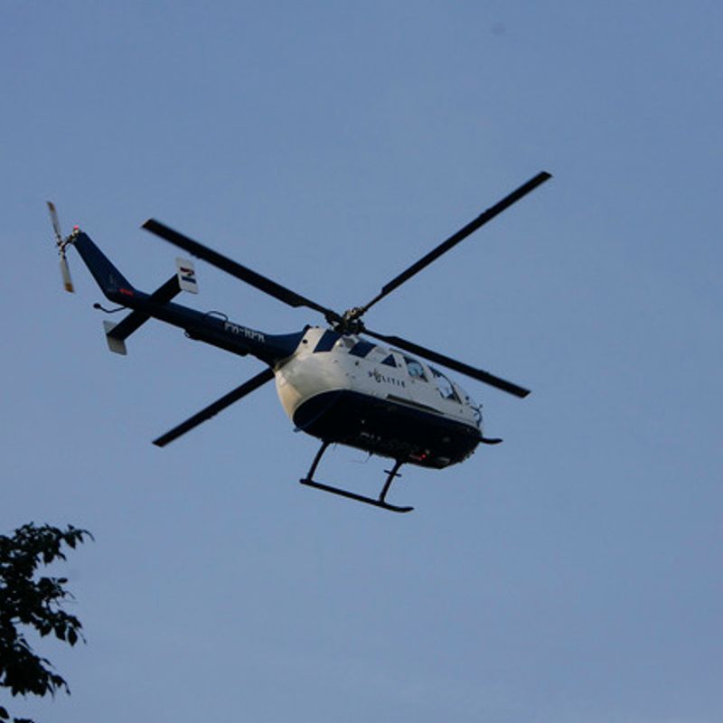 Waarom klinkt het in de auto net alsof er een helikopter boven mij vliegt wanneer ik het