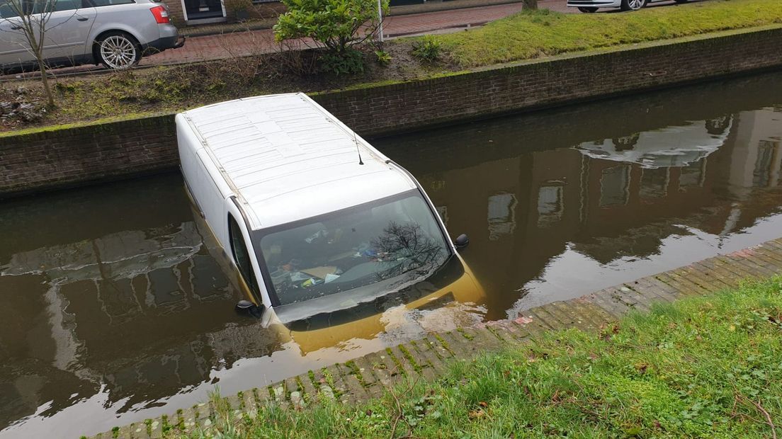 Een auto van een klusbedrijf is te water geraakt in het Katwijkse Rijnsburg, nadat deze niet op de handrem was gezet