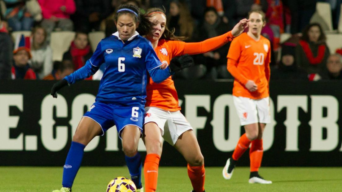 Lieke Martens in actie tijdens Thailand - Nederland.