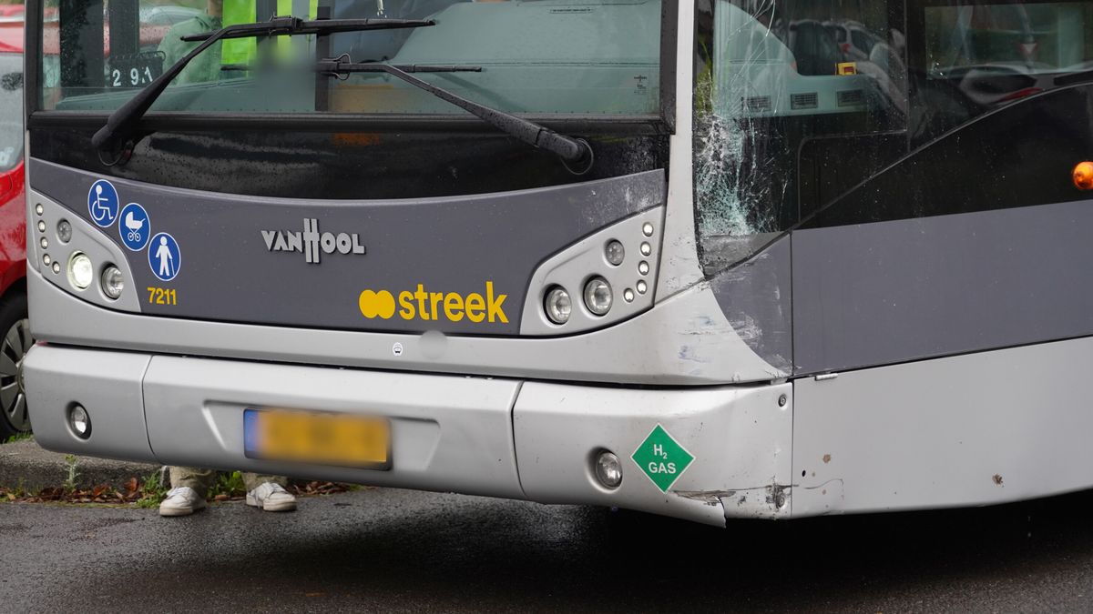 Lijnbus kan niet verder na botsing met auto bij Eelderwolde