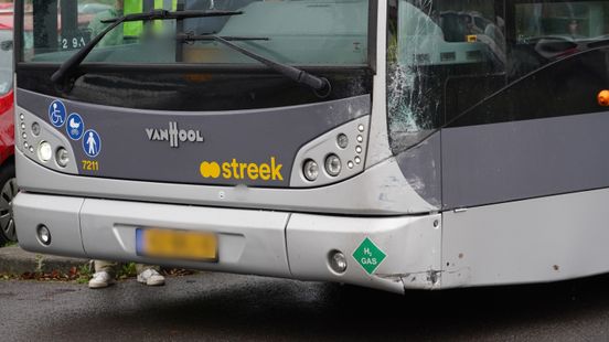 Lijnbus kan niet verder na botsing met auto bij Eelderwolde. Lijnbus kan niet verder na botsing met auto bij Eelderwolde.