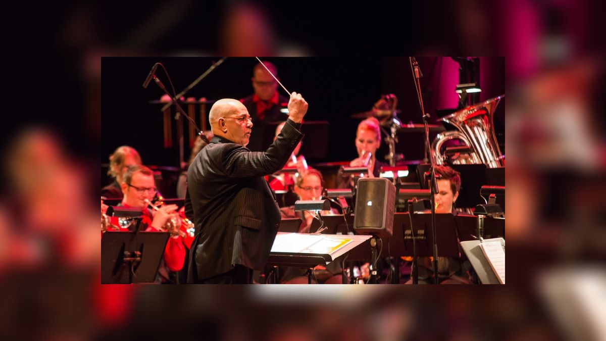 Dirigent Klaas van der Woude stopt bij De Bazuin Oentsjerk