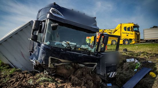 Vrachtwagen schiet van A15, chauffeur gewond