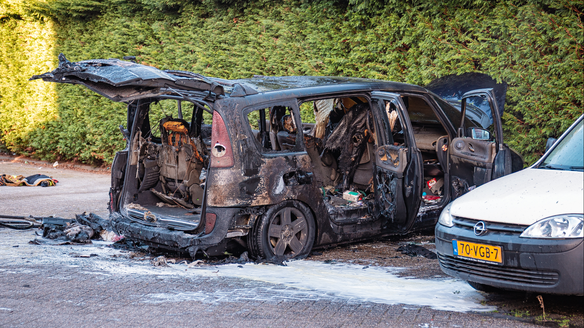 Van de auto is niet veel meer over.