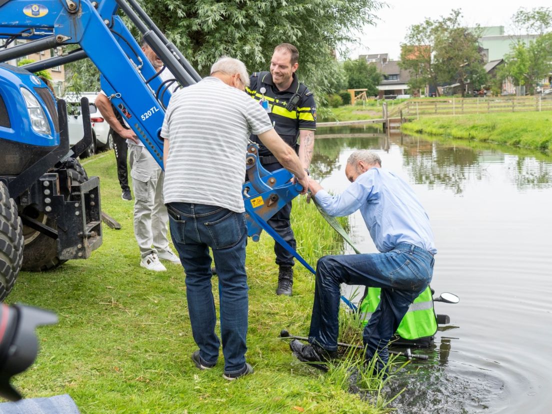 Omstanders haalden met de politie de scootmobiel uit de sloot