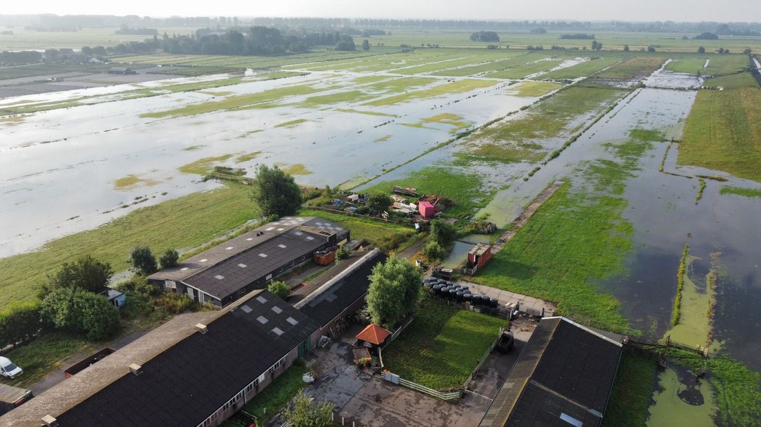 Het weiland van de boer is helemaal ondergelopen