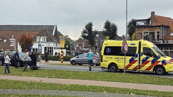 Vrouw belandt op motorkap na aanrijding. Vrouw belandt op motorkap na aanrijding.
