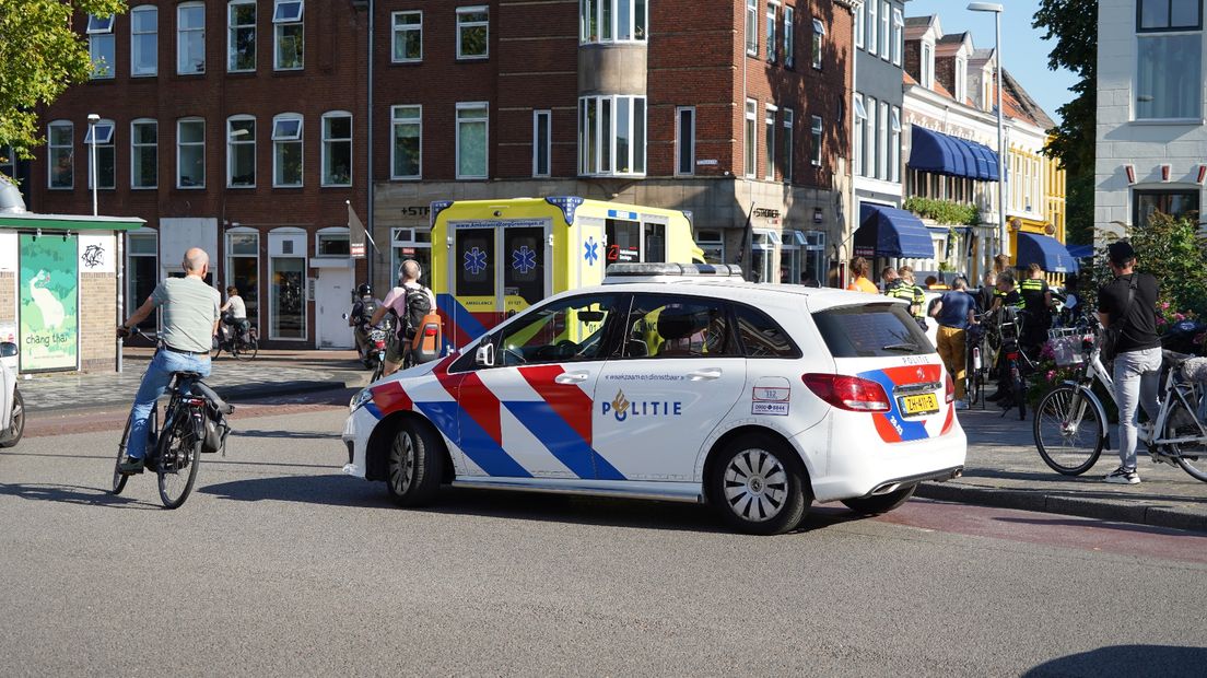 Politie en ambulance zijn aanwezig op de plek van het ongeluk