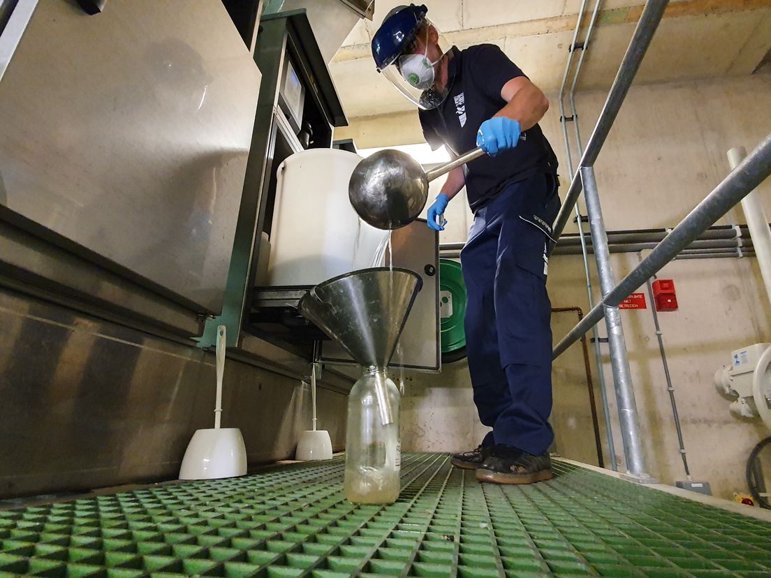 Stefan Geilvoet van Hollandse Delta aan het werk in het riool