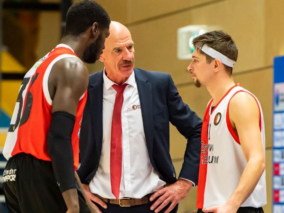 Feyenoord Basketball-coach Toon van Helfteren met Austin Lawton (links) en Michael Kok op archiefbeeld.