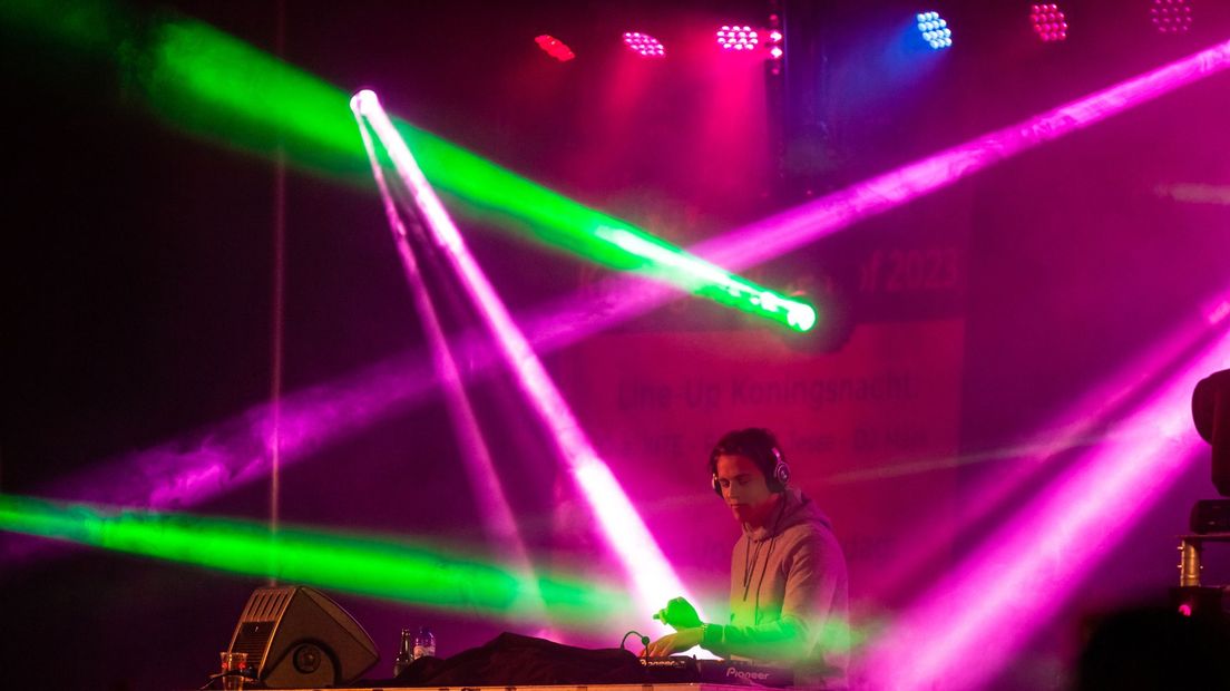 Dj Timberr in actie tijdens een danceparty.