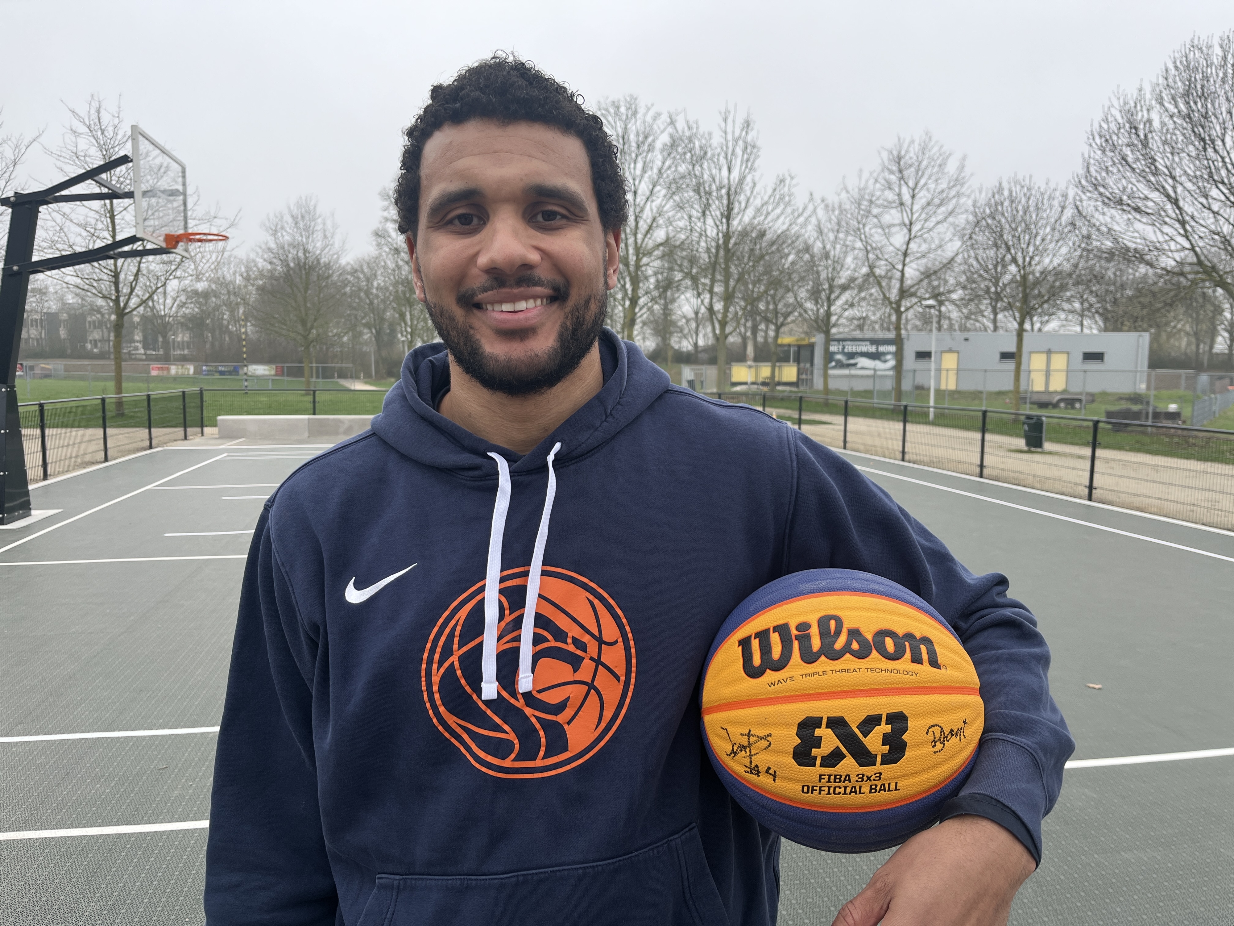 Twee gouden olympiërs openen basketbalveldje in Terneuzen: 'Het gaat om plezier'