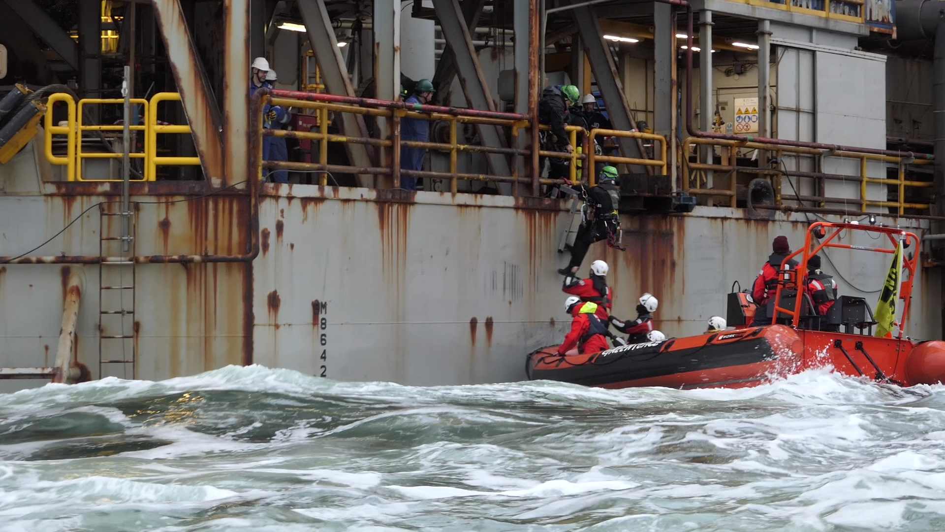 Actievoerders van Greenpeace beklommen uit protest tegen nieuwe gaswinning begin juni het boorplatform van ONE-Dyas