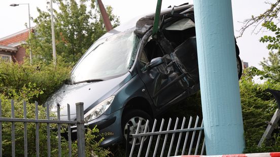 Bestuurder rijdt door hek van school en laat auto in bosjes achter Home