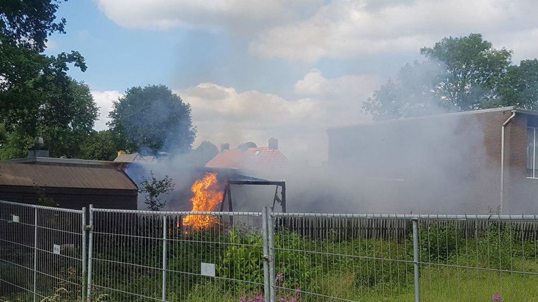 De brand woedde in een schuur achter de gymzaal (Rechten: Persbureau Meter)