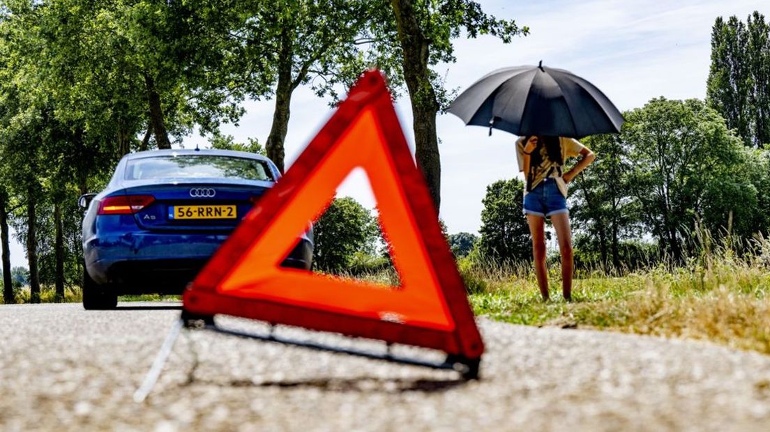 Een automobilist is gestrand met haar auto