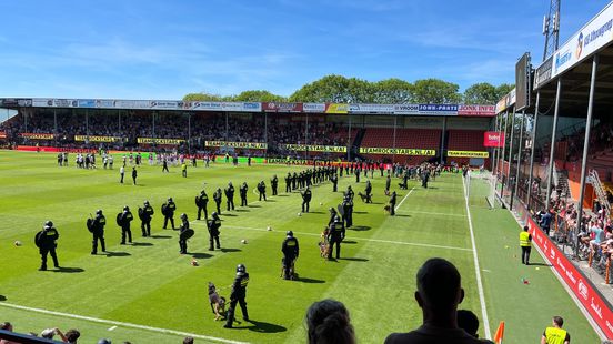 Supporters betreden veld na Ajax - FC Utrecht, ME houdt orde Home