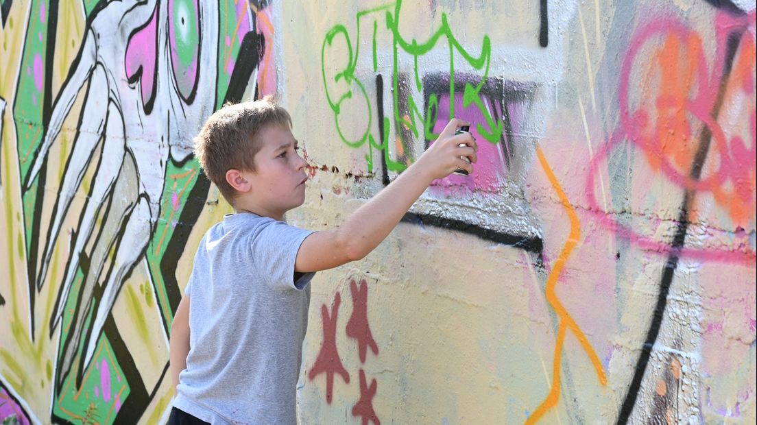 Antek zet zijn 'tag', een soort handtekening met graffiti.