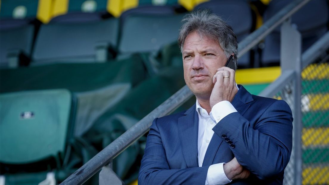 Mattijs Manders pleegt een telefoontje in het ADO-stadion.