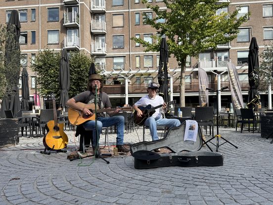 Muziek maken tijdens het Gooi maar in m'n Pet festival in Emmen, maar wie heeft er nog kleingeld op zak?