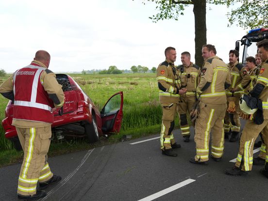 Auto rijdt bij Eelde tegen boom en eindigt in sloot