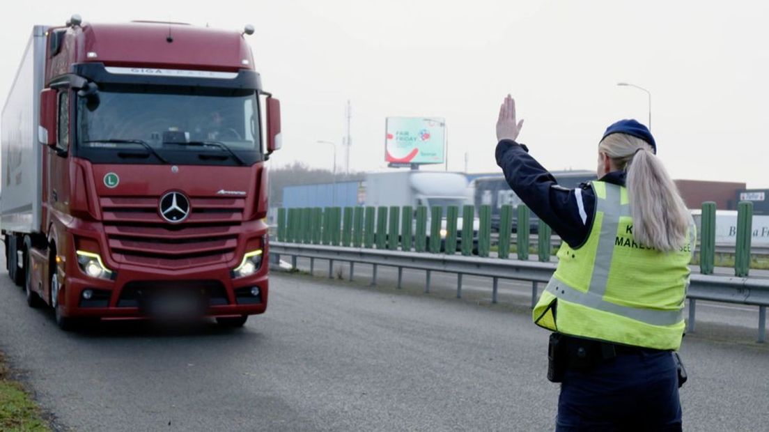 Langs de A12 bij Zevenaar controleerde de marechaussee op mensensmokkel.