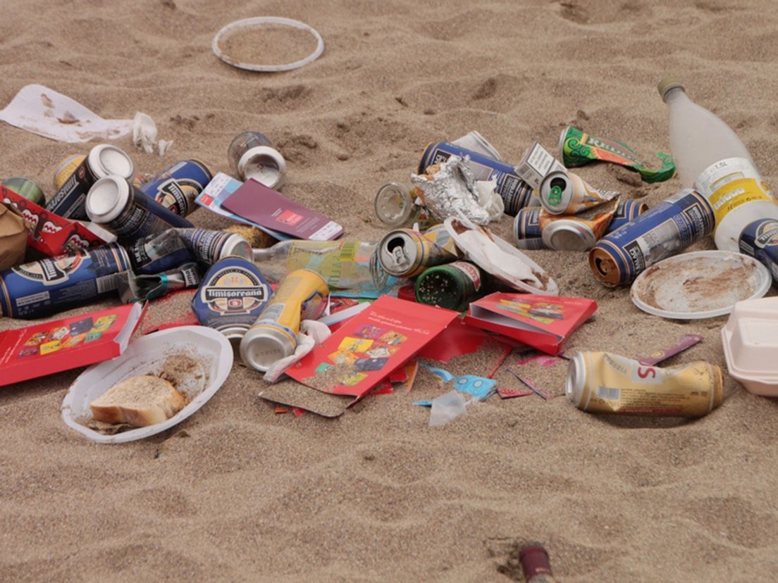 Afval op het strand (Flickr cc Public Domain Photos)