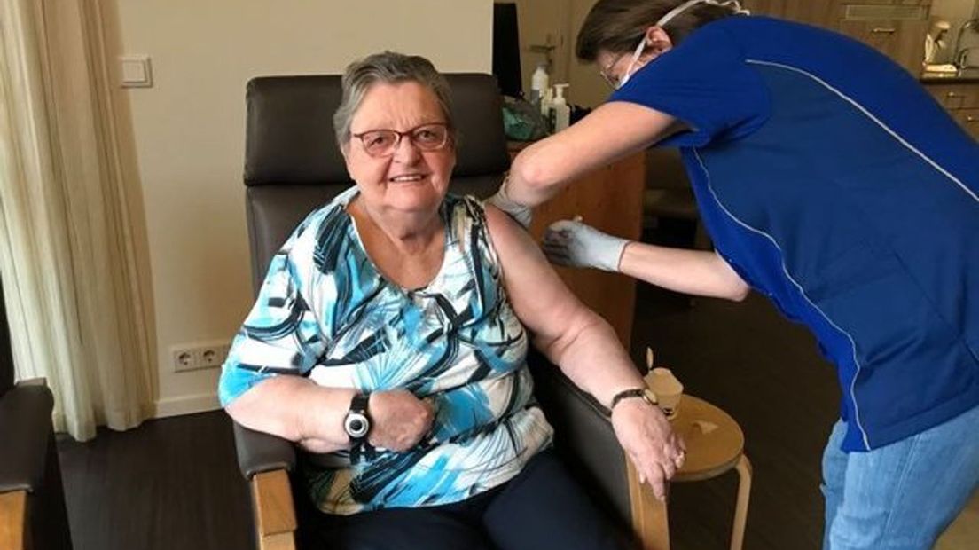 Mevrouw Gerner als een van eerste bewoners van 't Vlierhuis in Ommen gevaccineerd