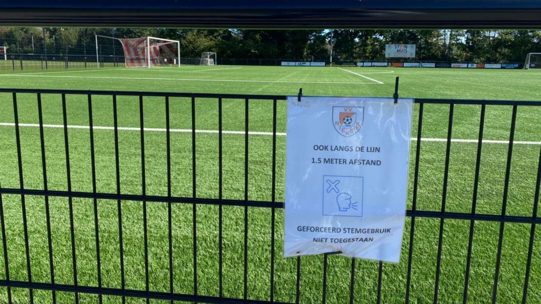 Coronamaatregelen op een pamflet langs het voetbalveld in Niekerk