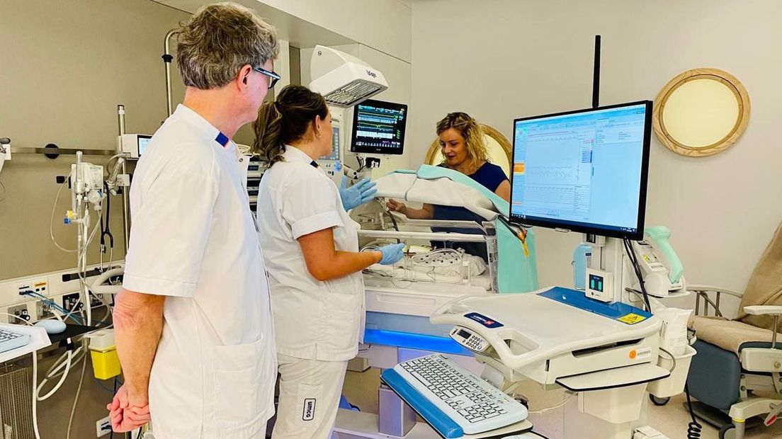 Neonatoloog Arie Bos met verpleegkundige Nicolet Schadenberg en Janet Draaijer