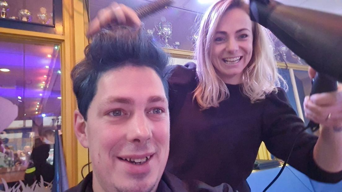 Op allerlei manieren proberen de mannen geld op te halen.
