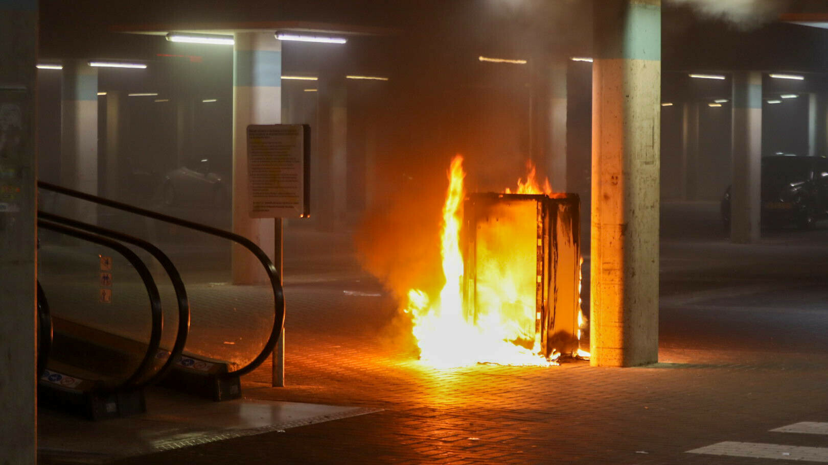 Onrustige avond in Asser wijk Kloosterveen, brandweer blust meerdere brandjes