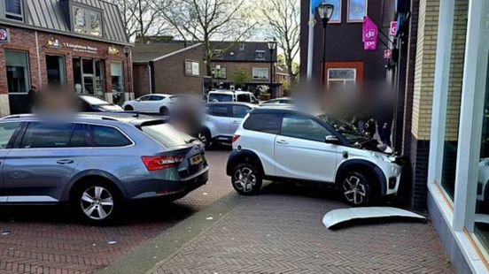 Brommobiel botst tegen gevel van supermarkt in Rhoon