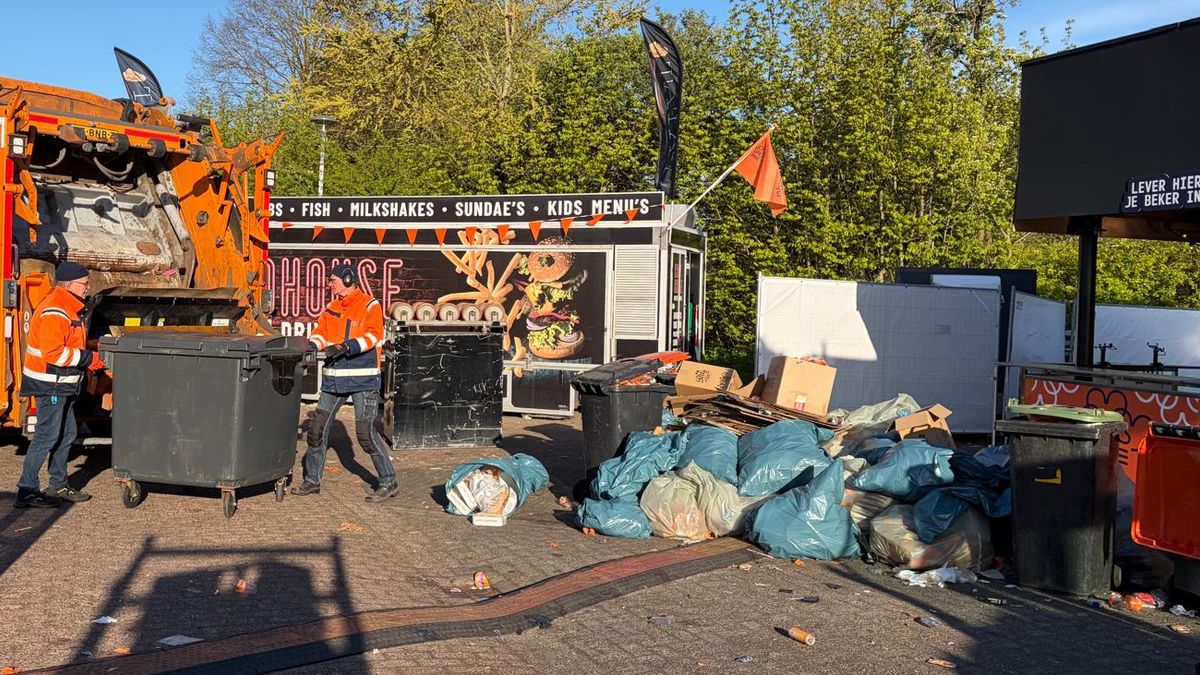 Dokkum aan het werk om ravage na Koningsdag op te ruimen: 