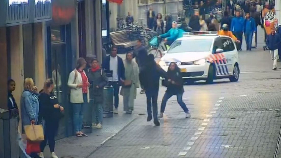 De vrouw probeert de verdachte tegen te houden