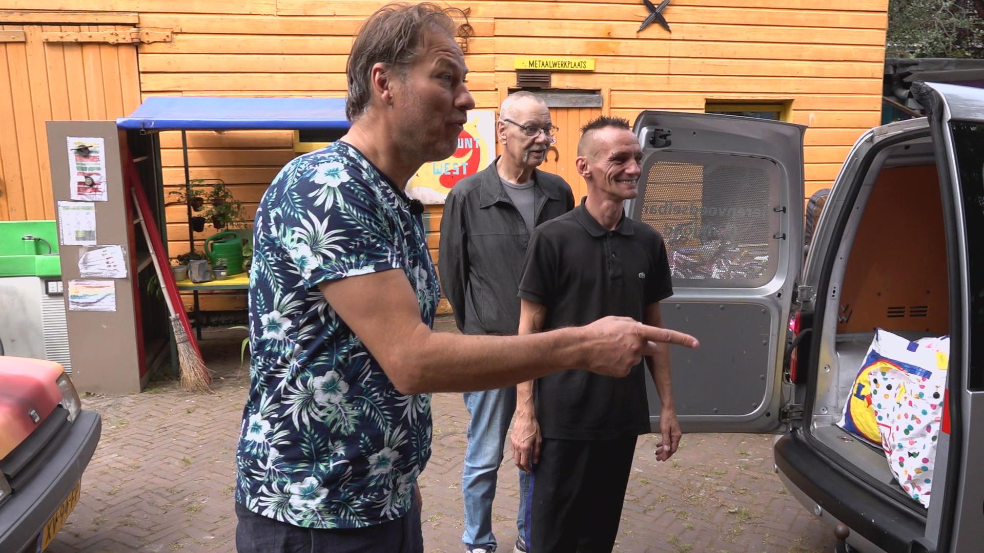 Hulp kwam precies op tijd voor Dierenvoedselbank Rijnmond: 'We zaten te tobben, maar toen stond Sander ineens op ons terrein!'