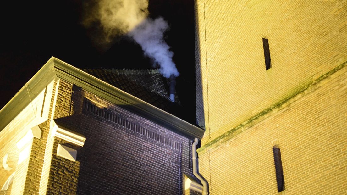 Rook bij kerk in Gramsbergen