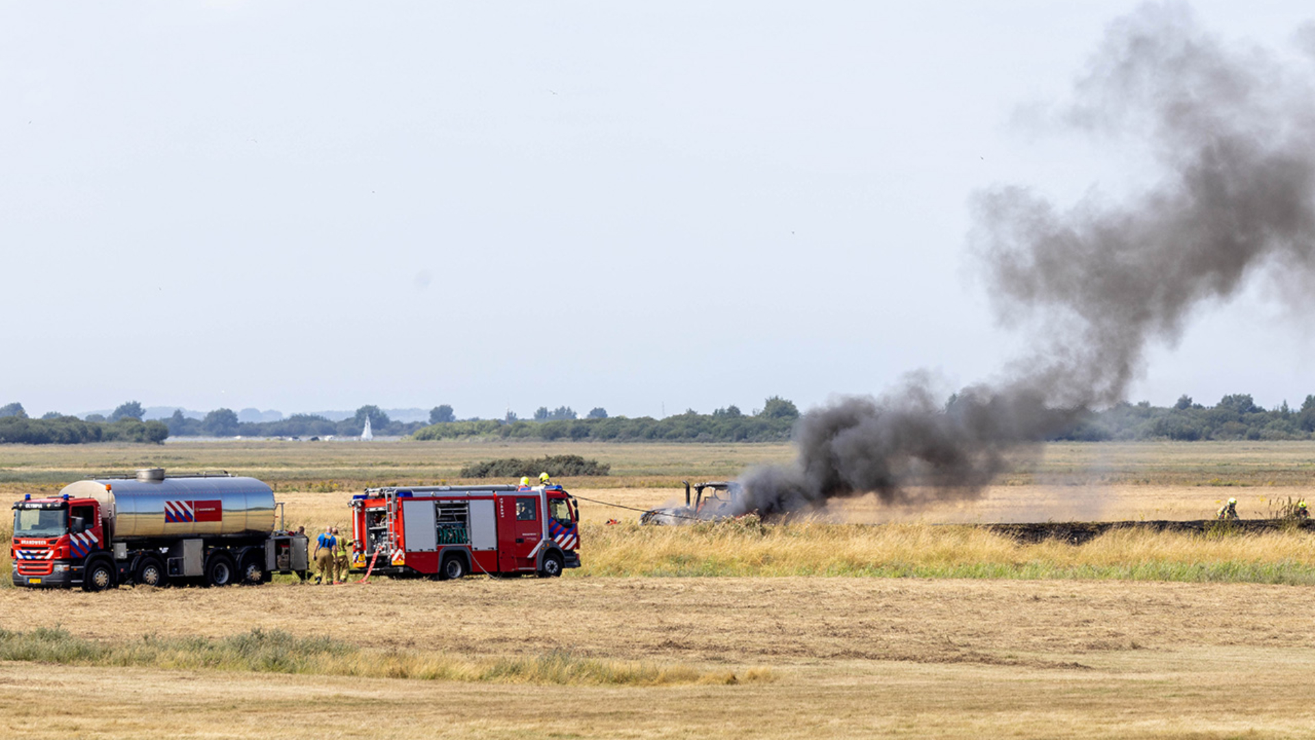 De tractor en het gras vlogen in brand.