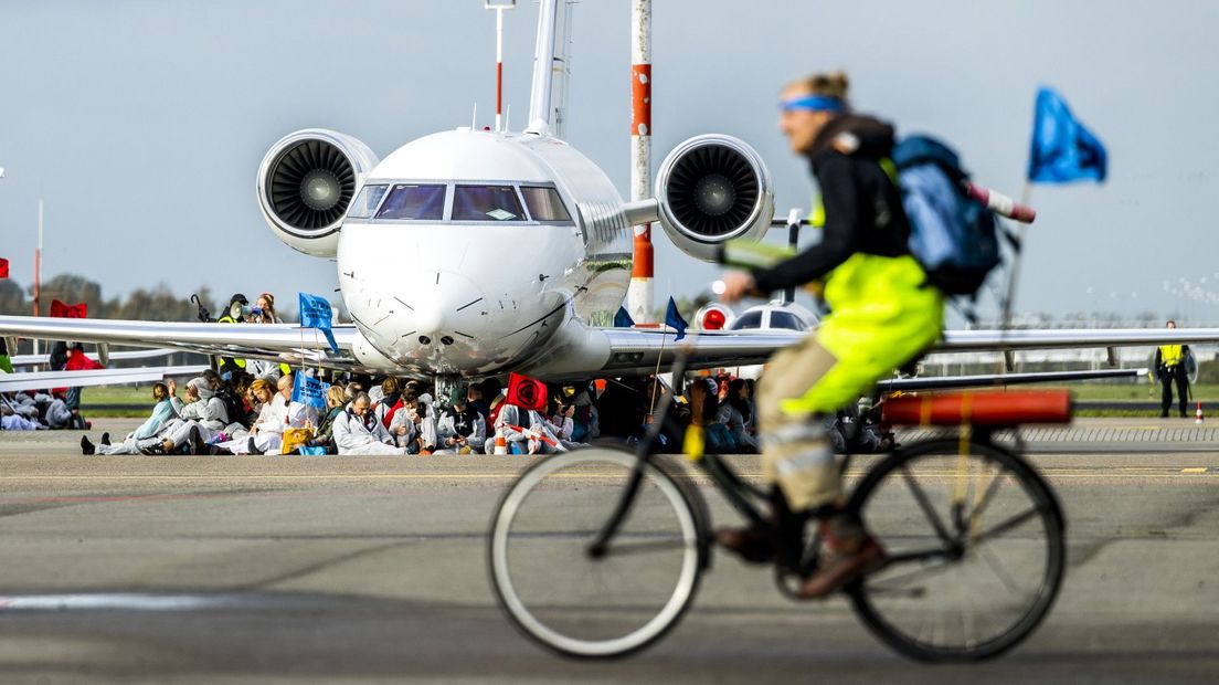 Klimaatactivisten ketenden zich vast aan een vliegtuig en fietsten weg voor de Marechaussee