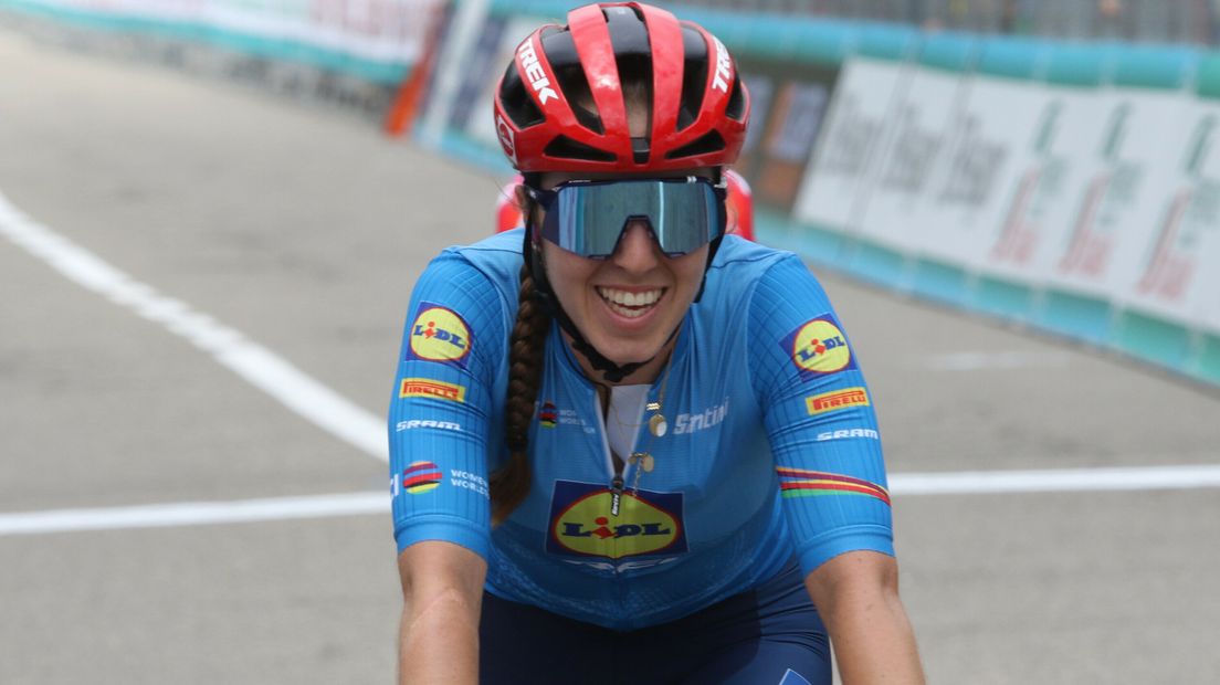 Shirin van Anrooij komt lachend over de finishstreep